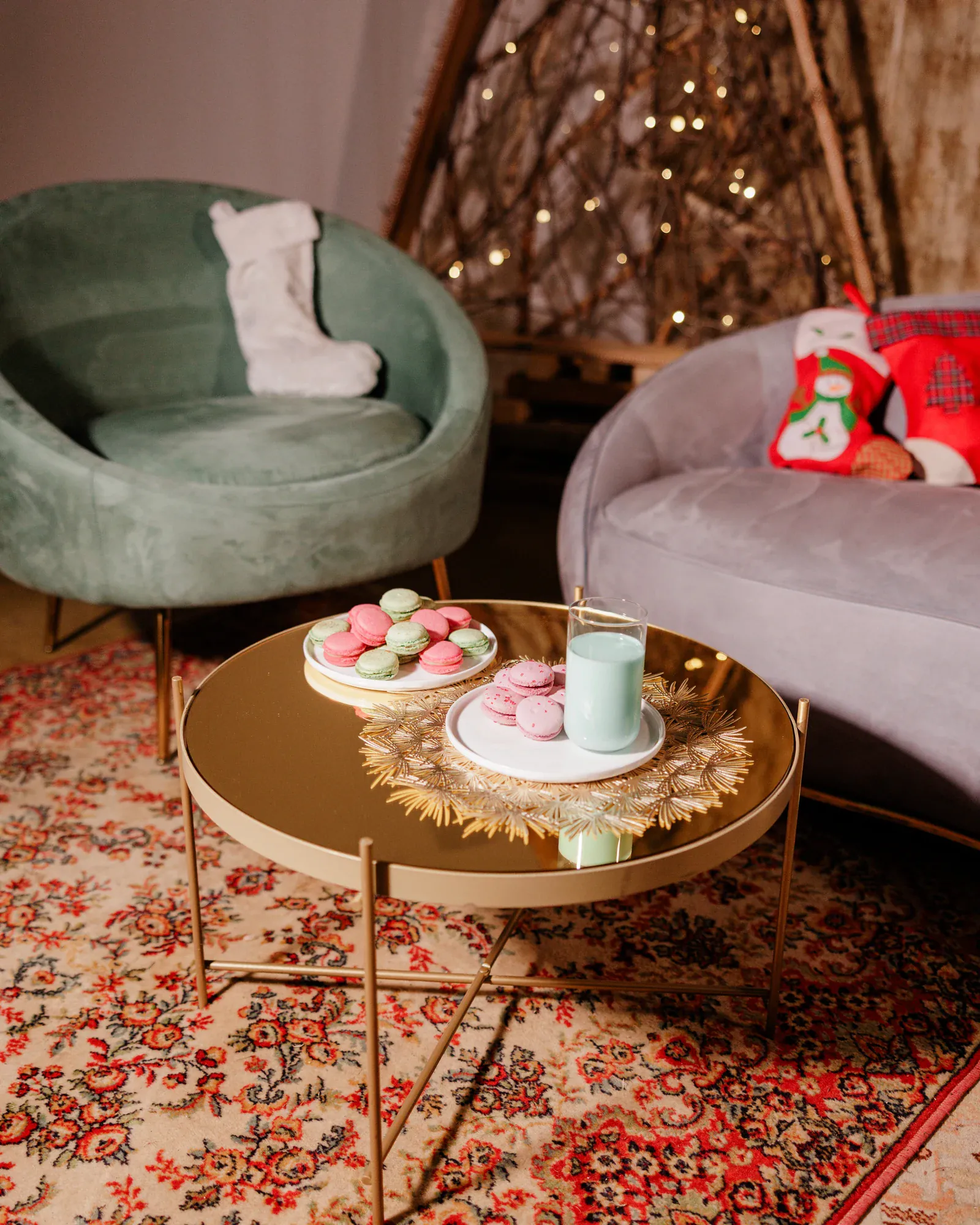 Salon cosy décoré, table basse garnie de macarons, l’esprit de la maison
