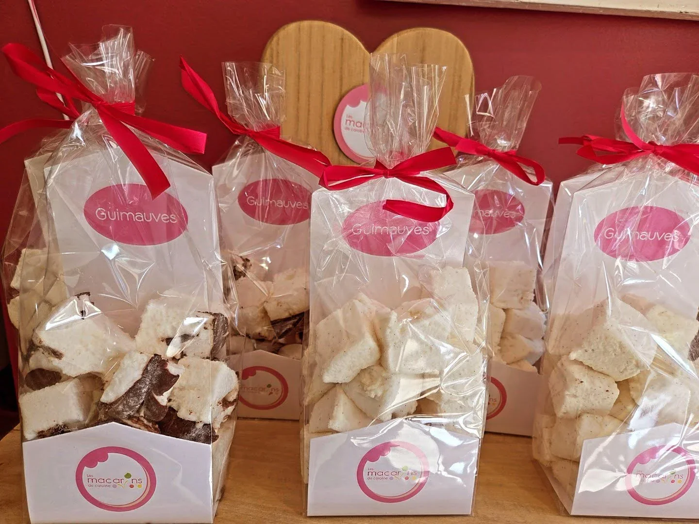 Vue intérieure de la boutique : présentoir bois en forme de cœur et sachets de guimauves artisanales
