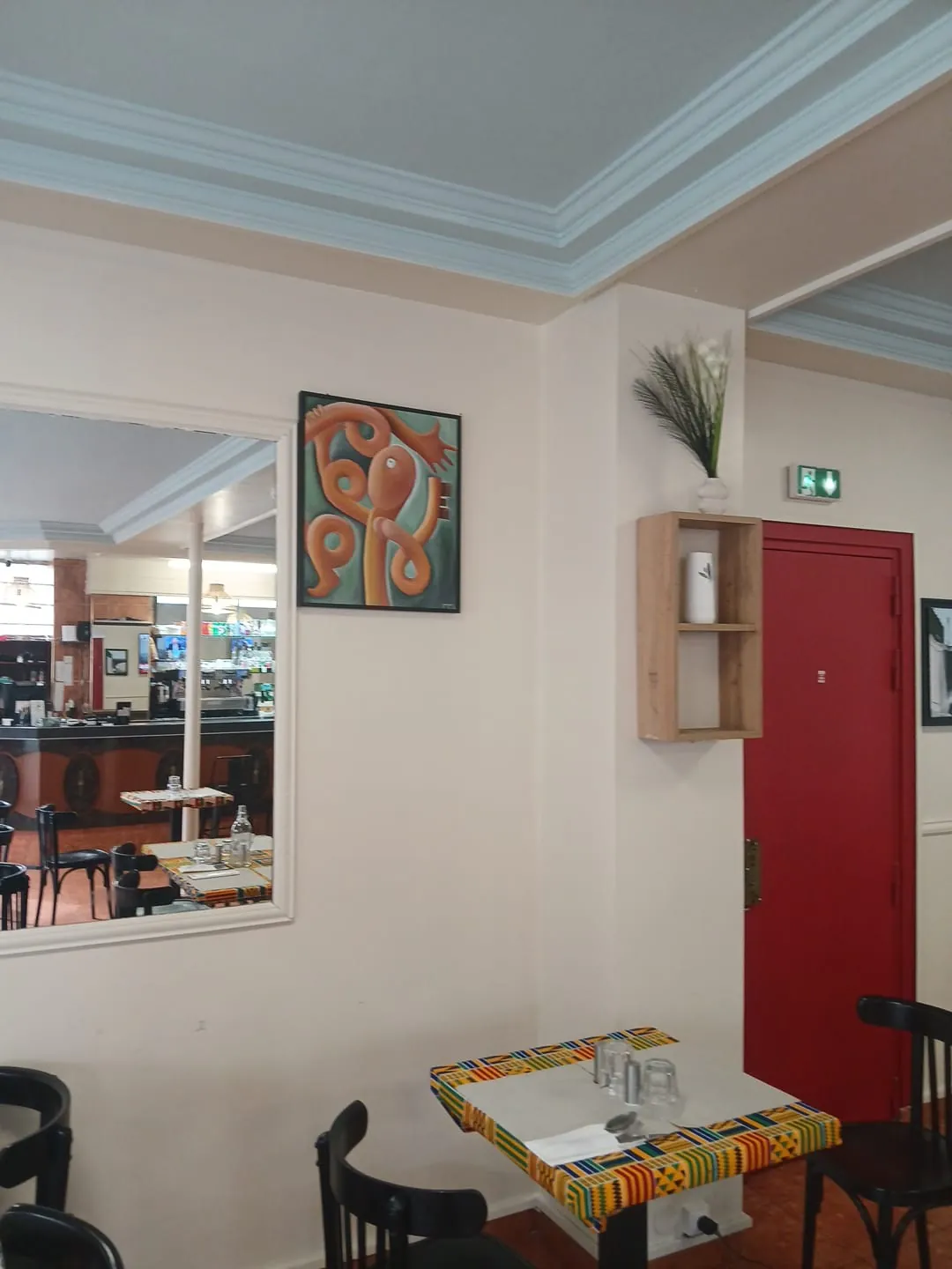 Détail décoratif au mur du restaurant
