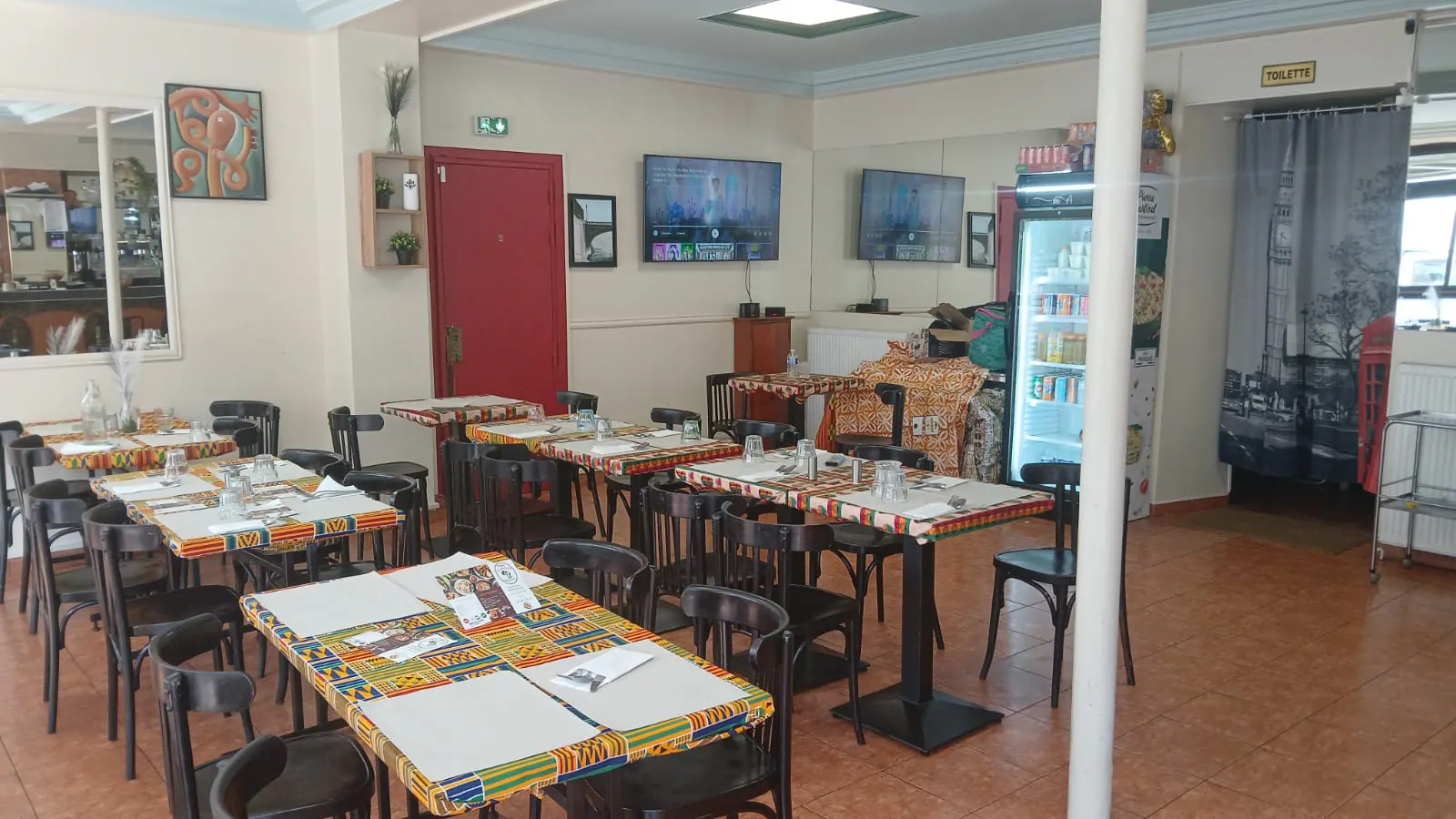 La salle de Chez Makadi Délices, chaleureuse et conviviale