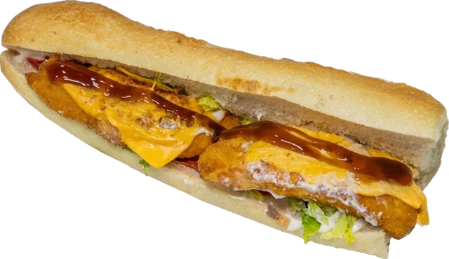 Sandwich baguette aux filets de poulet pané, fromage fondu, salade et sauce, préparé rue de Chanterac