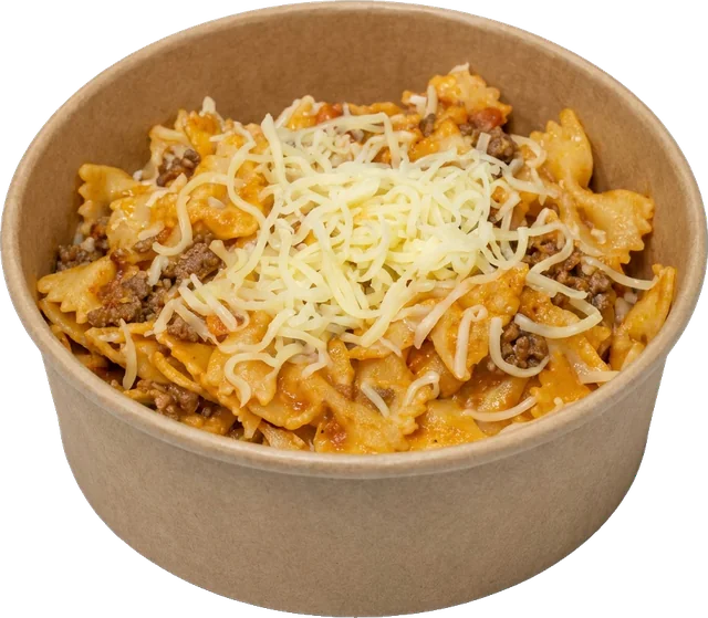 Bol kraft de pâtes farfalle à la bolognaise et fromage râpé, servi un dimanche midi au snack