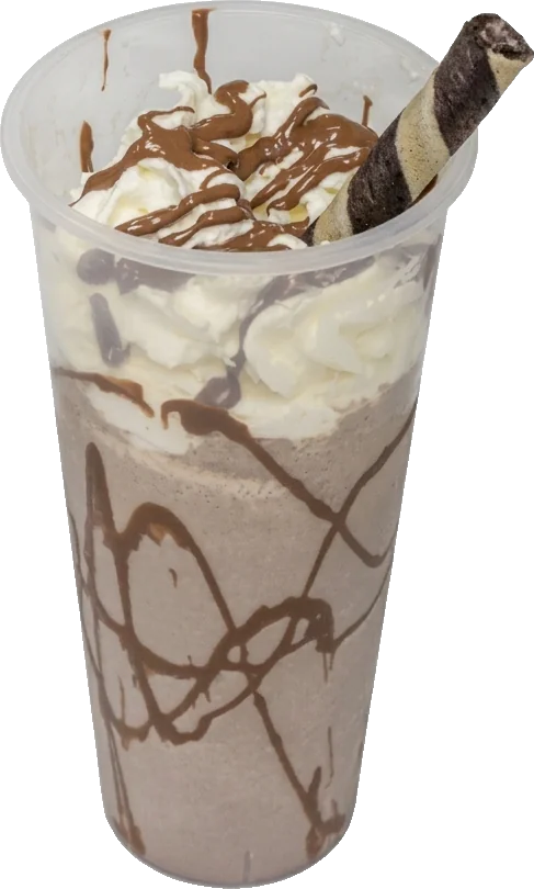 Milkshake chocolaté nappé de chantilly et de sauce chocolat, servi au Snack YS Le 13