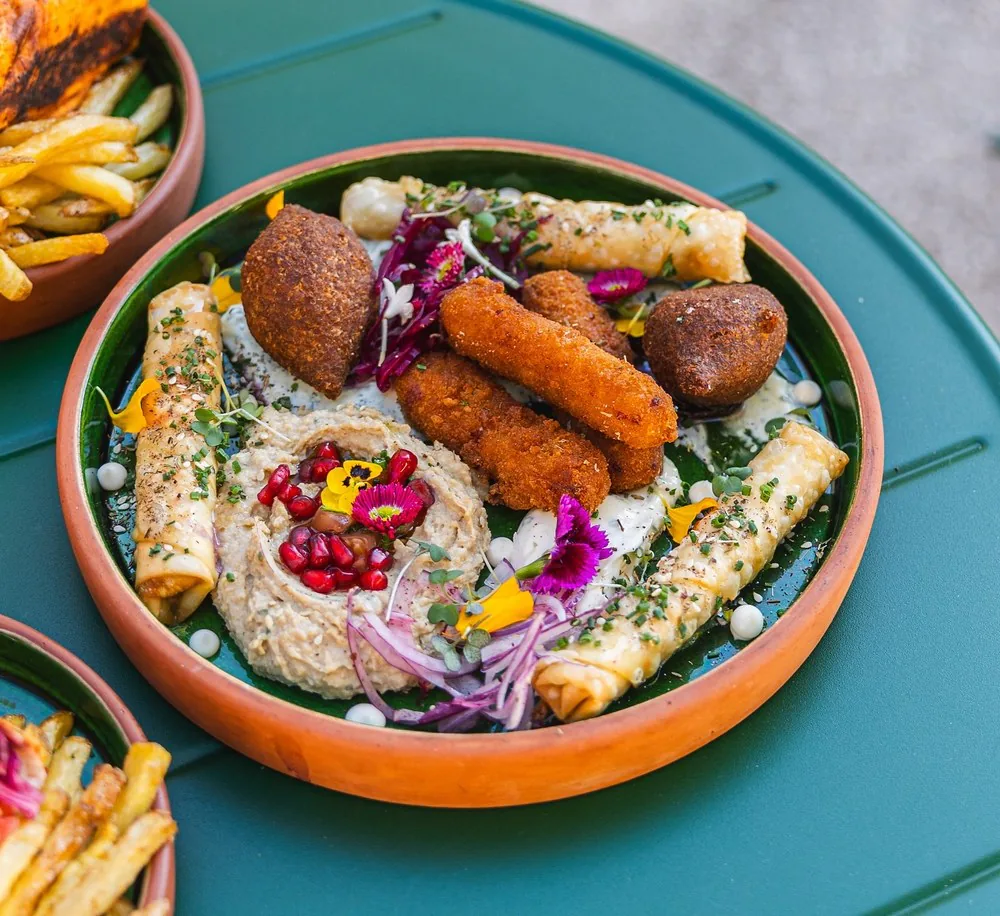 Assiette découverte : houmous, kebbés, boreks et fleurs comestibles