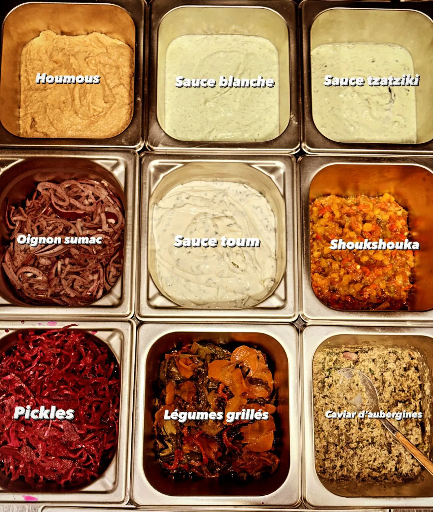 Le bac du comptoir : houmous, sauce blanche, tzatziki, toum, oignon sumac, pickles, légumes grillés et caviar d'aubergines