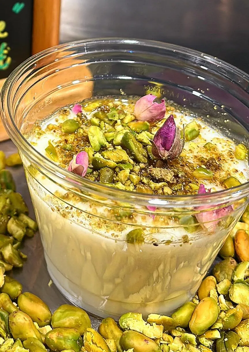 Mouhallabi au lait parfumé à la fleur d'oranger, pistaches concassées et boutons de rose