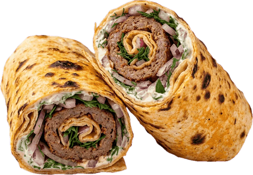 Un durum coupé en deux, la spirale de lavash garnie de viande adana, d'oignons rouges et de sauce blanche