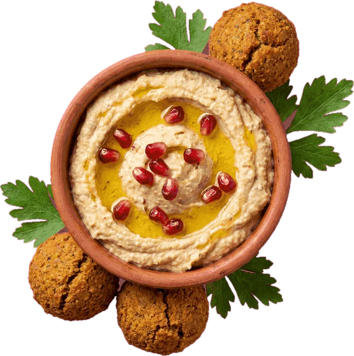 Un bol de houmous entouré de falafels