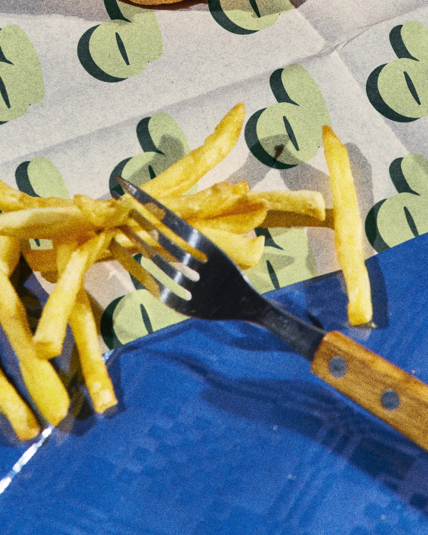 Frites maison servies sur le papier au monogramme Durum