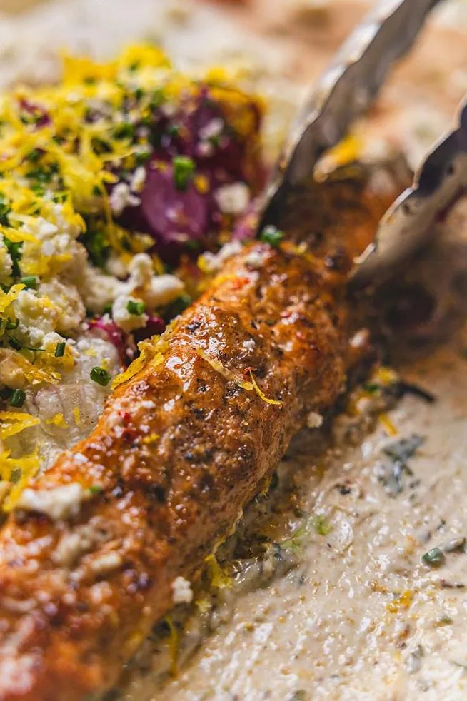 Brochette de kefta grillée servie sur une feuille de pain lavash arménien