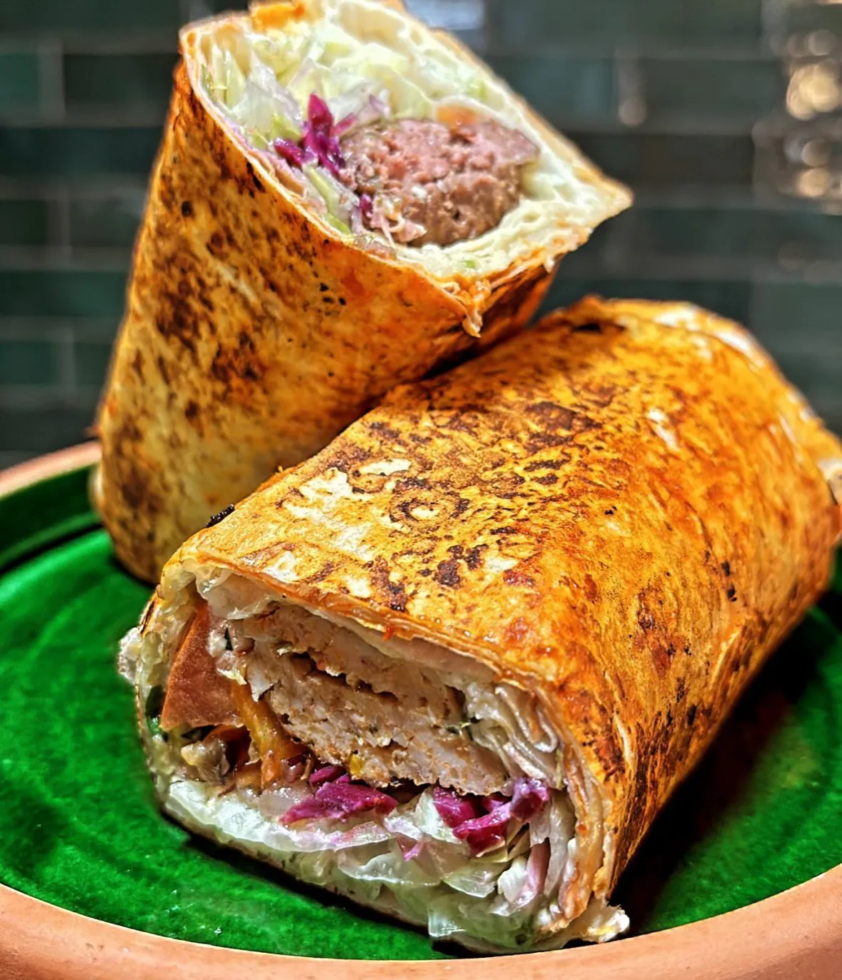 Durum adana poulet grillé, coupé, sur son plat vert