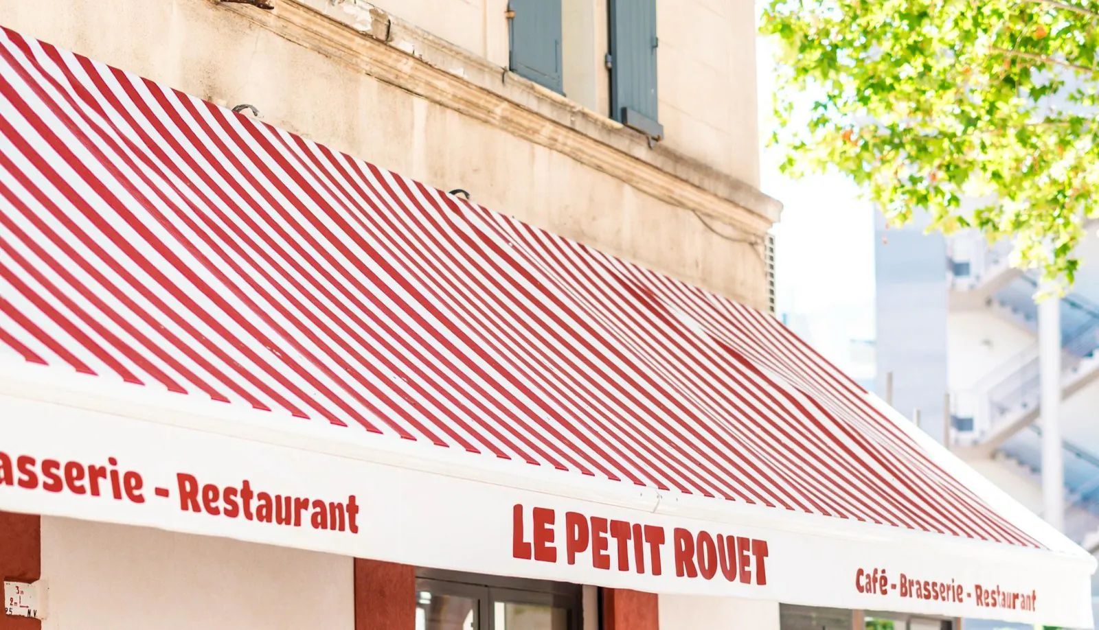 Le store rayé rouge et blanc et son lambrequin lettré Le Petit Rouet