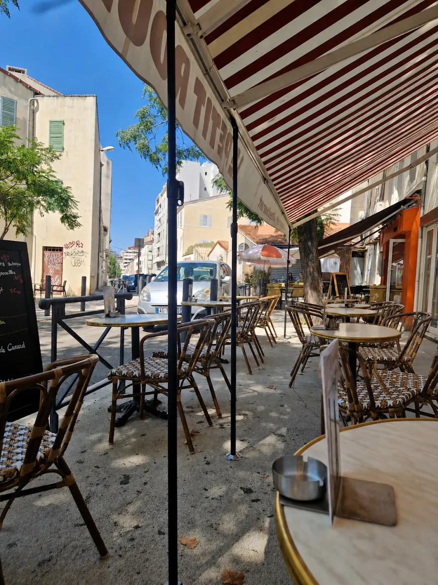 La terrasse le long de la rue du Rouet, sous le store, au soleil
