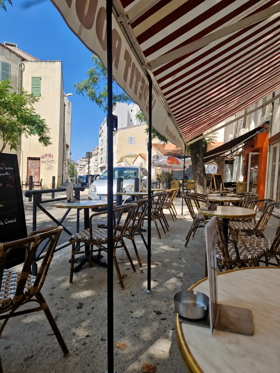 La terrasse le long de la rue du Rouet, sous le store, au soleil