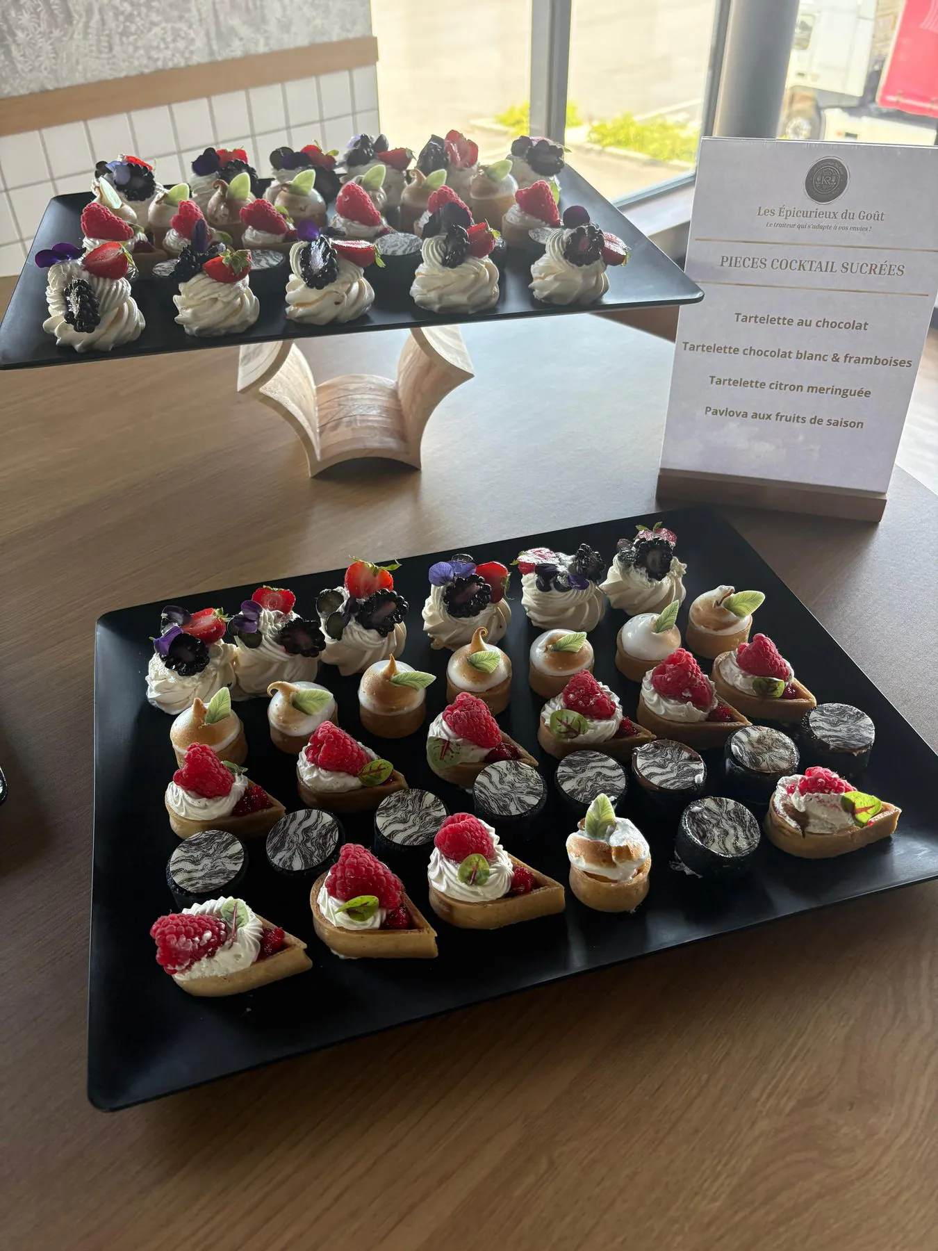 Pièces cocktail sur plateaux noirs