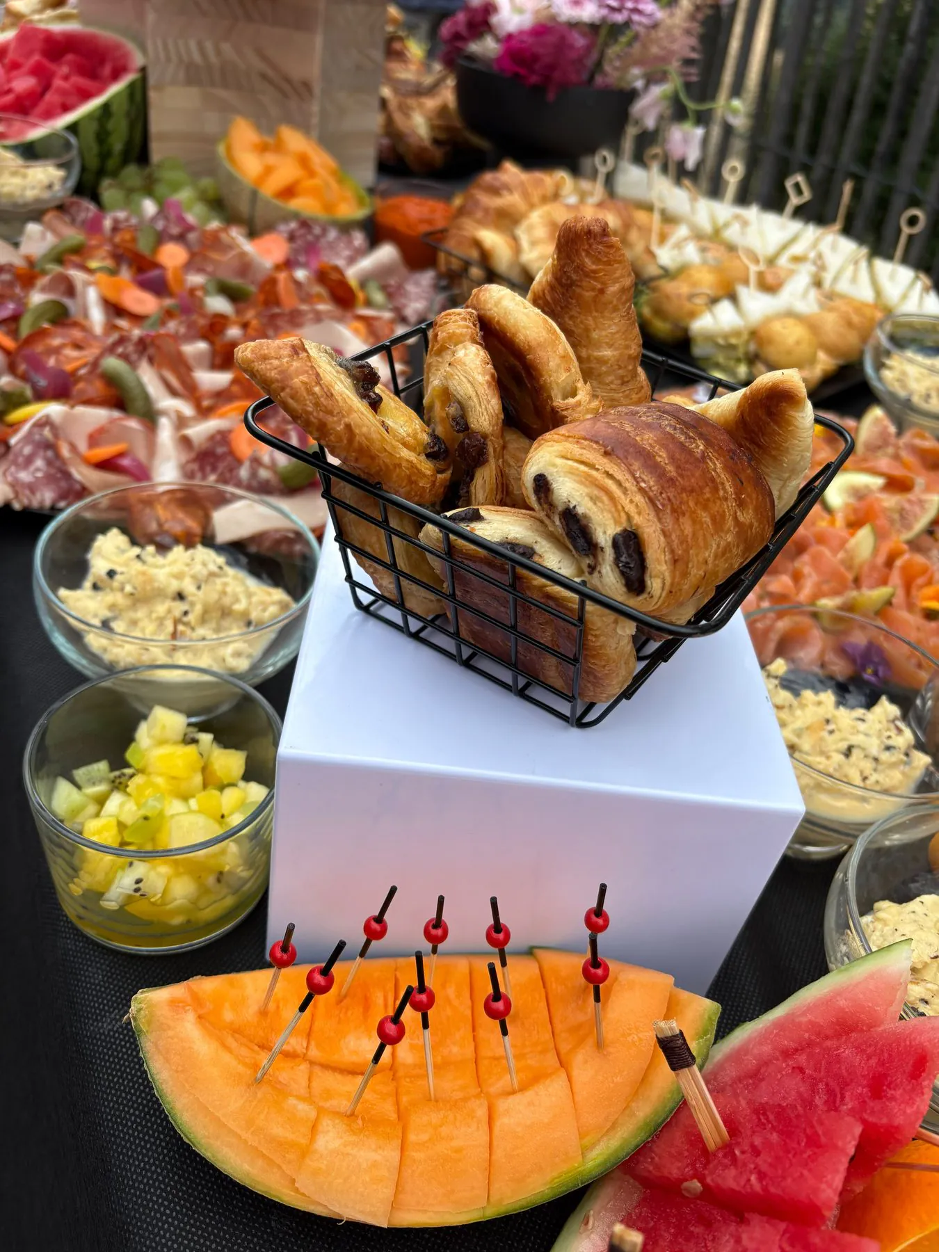 Corbeille de viennoiseries et melon