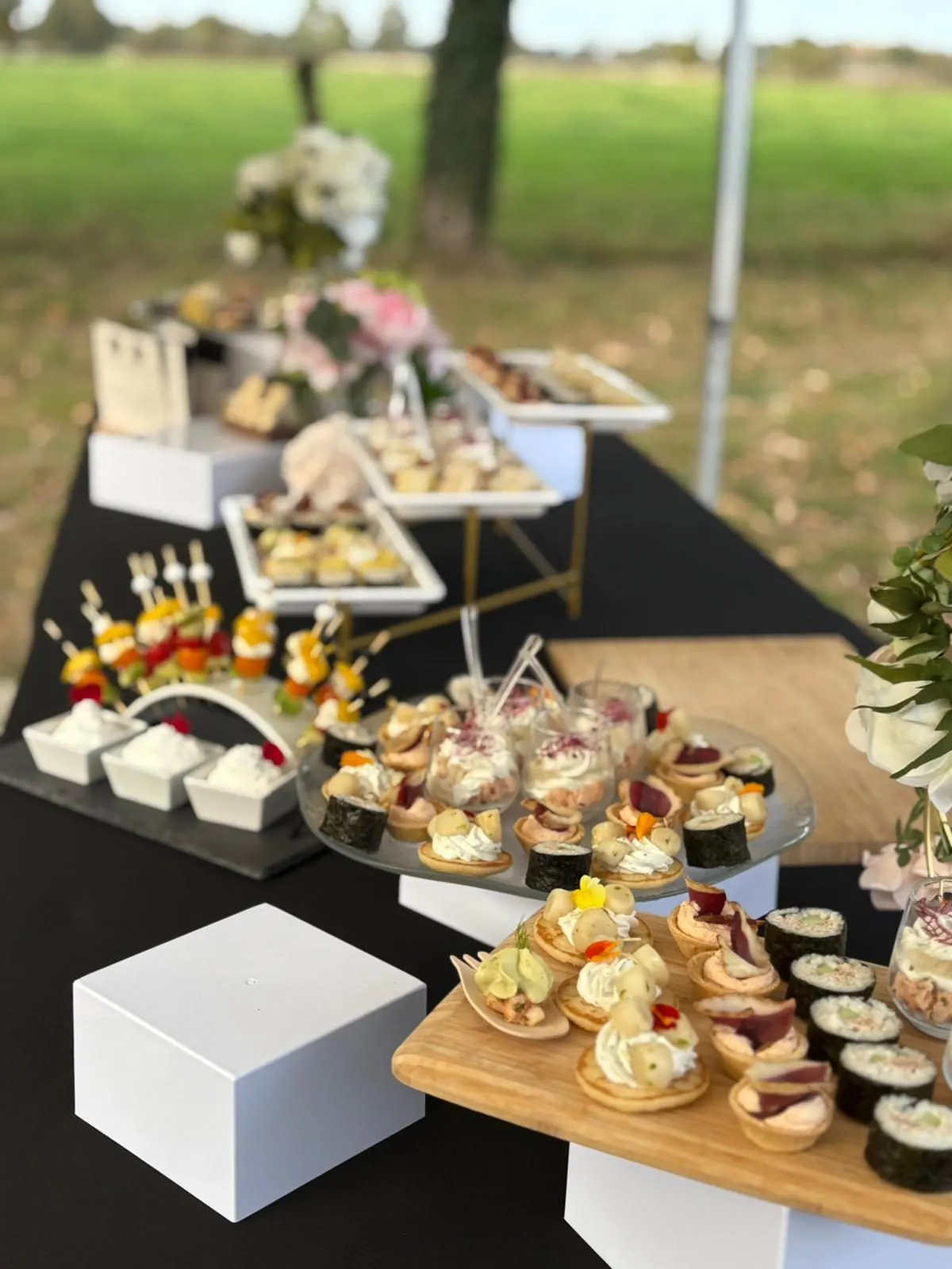 Buffet cocktail fleuri en extérieur