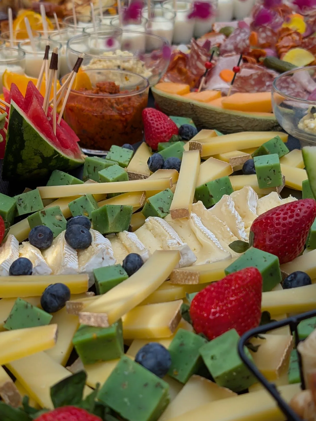 Fromages, fraises et raisins