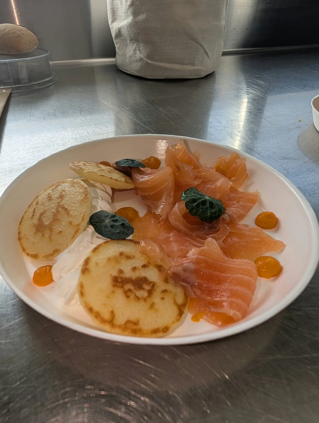 Saumon et blinis, vue rapprochée