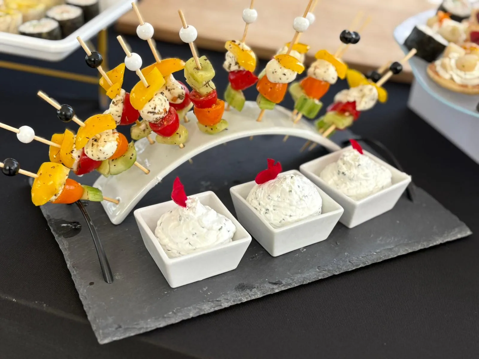 Brochettes apéritives de mozzarella, tomates cerises, poivron et concombre pour un vin d’honneur de mariage