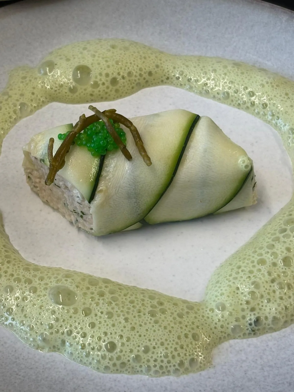 Assiette de repas de mariage : terrine de poisson enveloppée de lamelles de concombre et écume