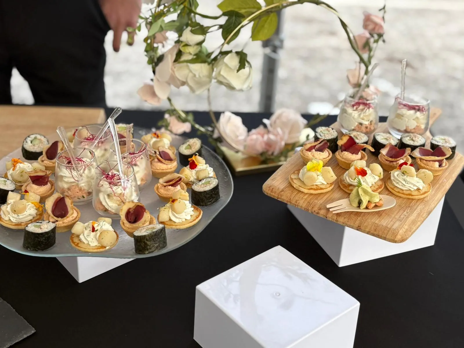 Pièces cocktail présentées sur un buffet