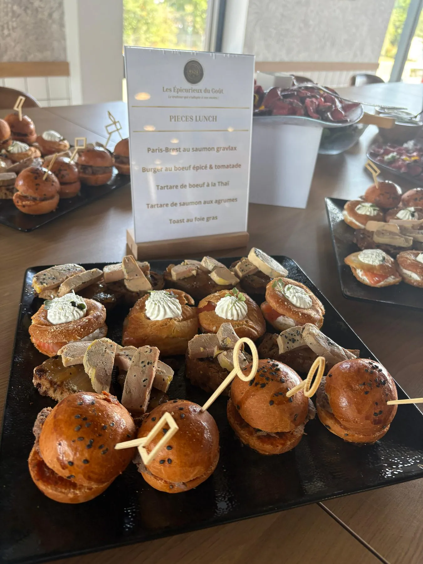 Plateau de bouchées maison à emporter : mini-burgers briochés et toasts garnis