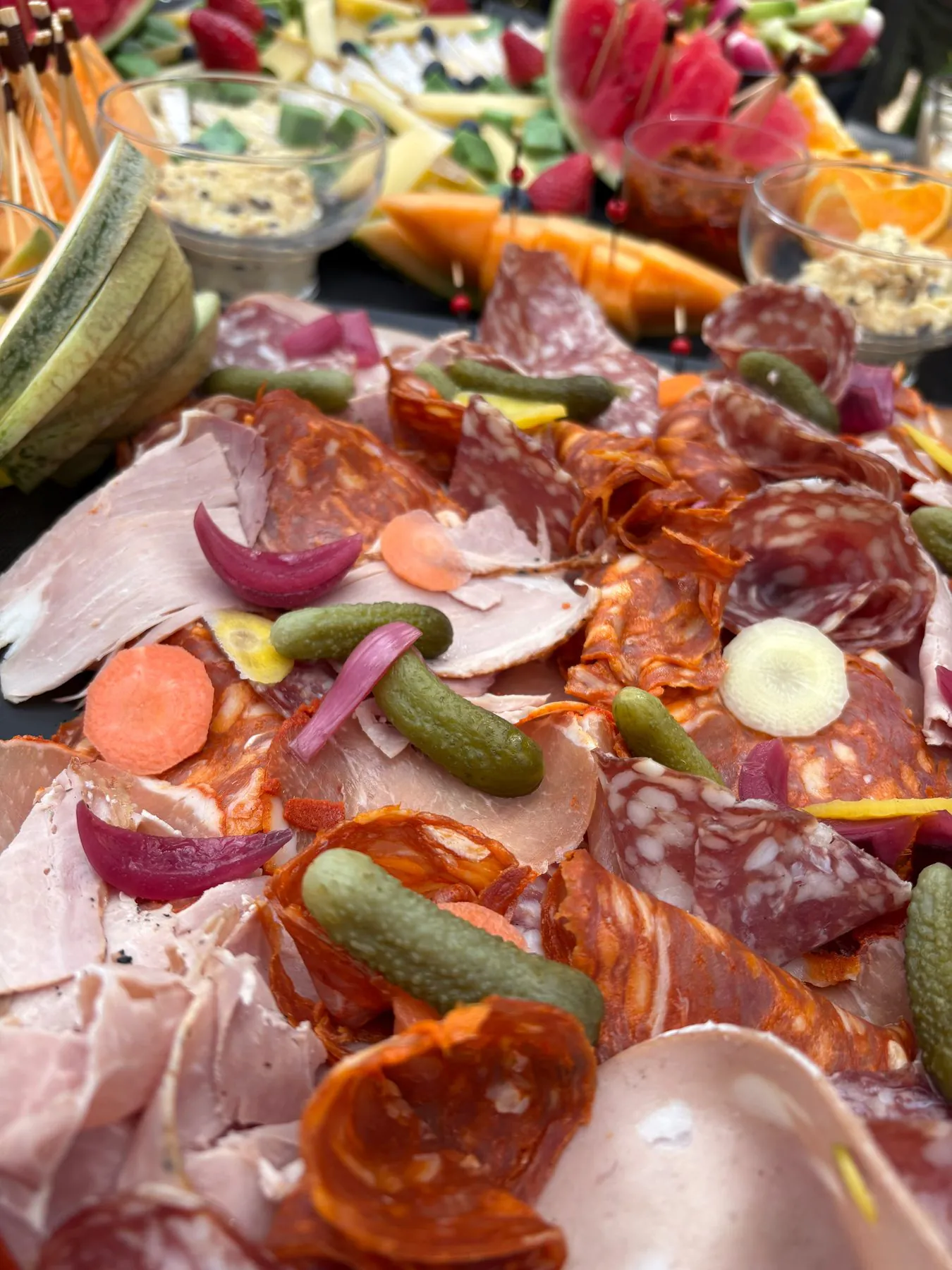 Grazing table : charcuteries et cornichons