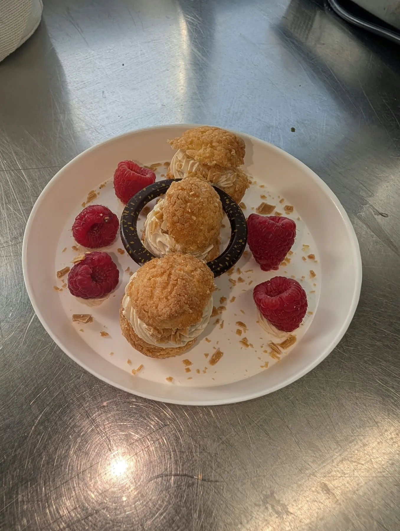 Choux craquelin et framboises