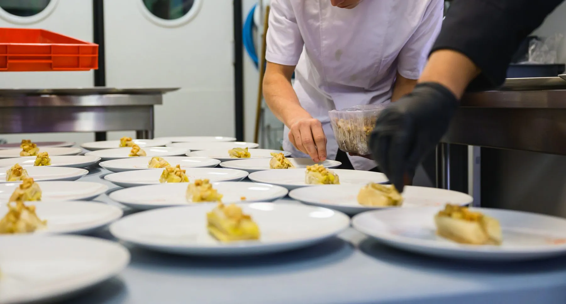 La brigade dresse les assiettes en cuisine