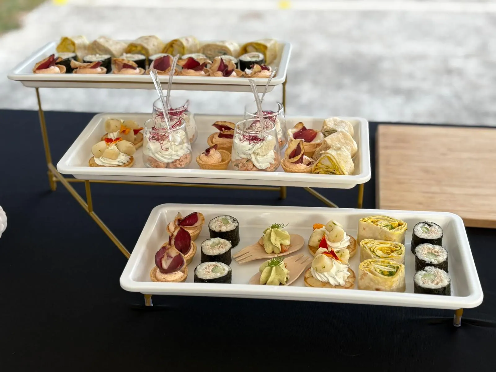 Buffet cocktail en étages sur nappe noire