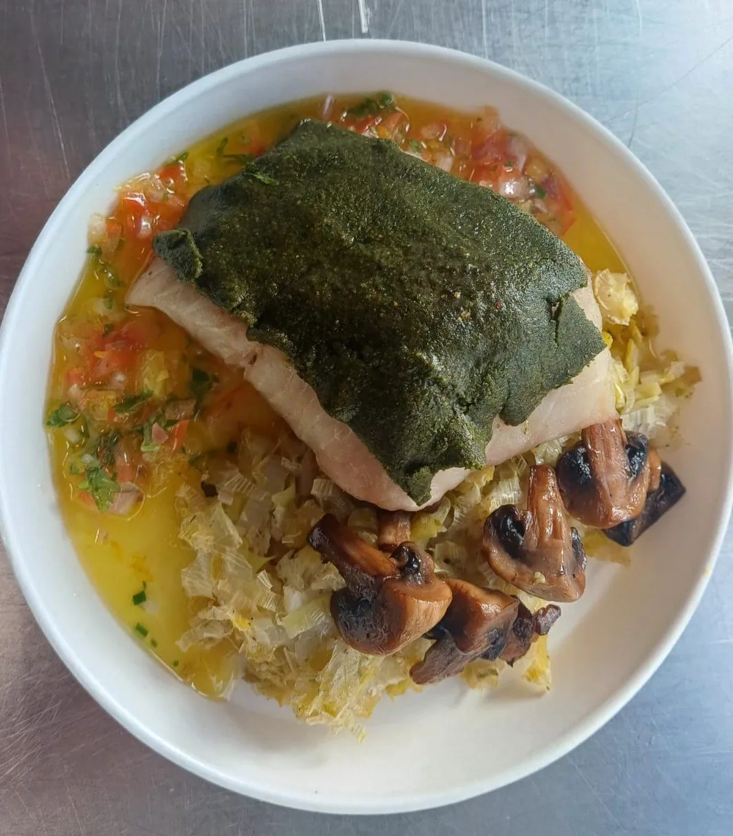 Poisson en croûte d’herbes, fondue de poireaux et champignons