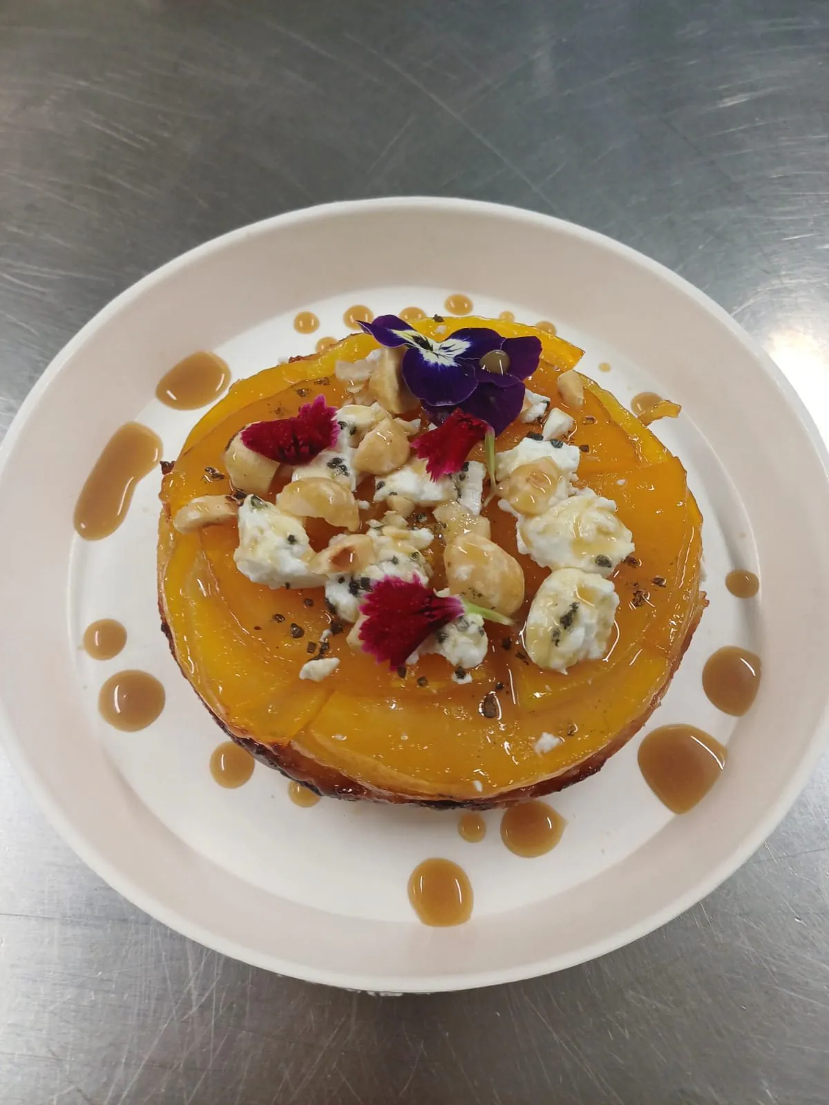 Tatin de butternut, chèvre frais et noisettes