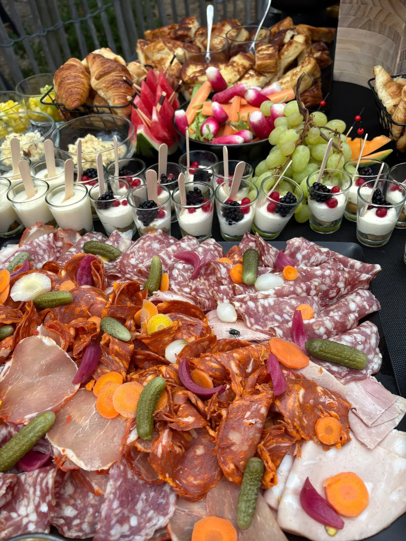 Fruits, fromages et viennoiseries