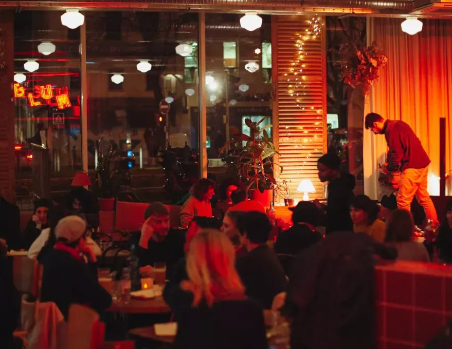 Ambiance de soirée à la Brasserie Blum sur la Canebière à Marseille