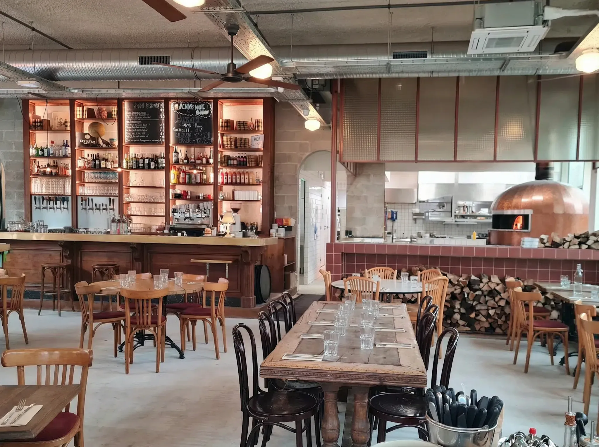 Salle et four de la pizzeria Brasserie Blum au 125 La Canebière à Marseille