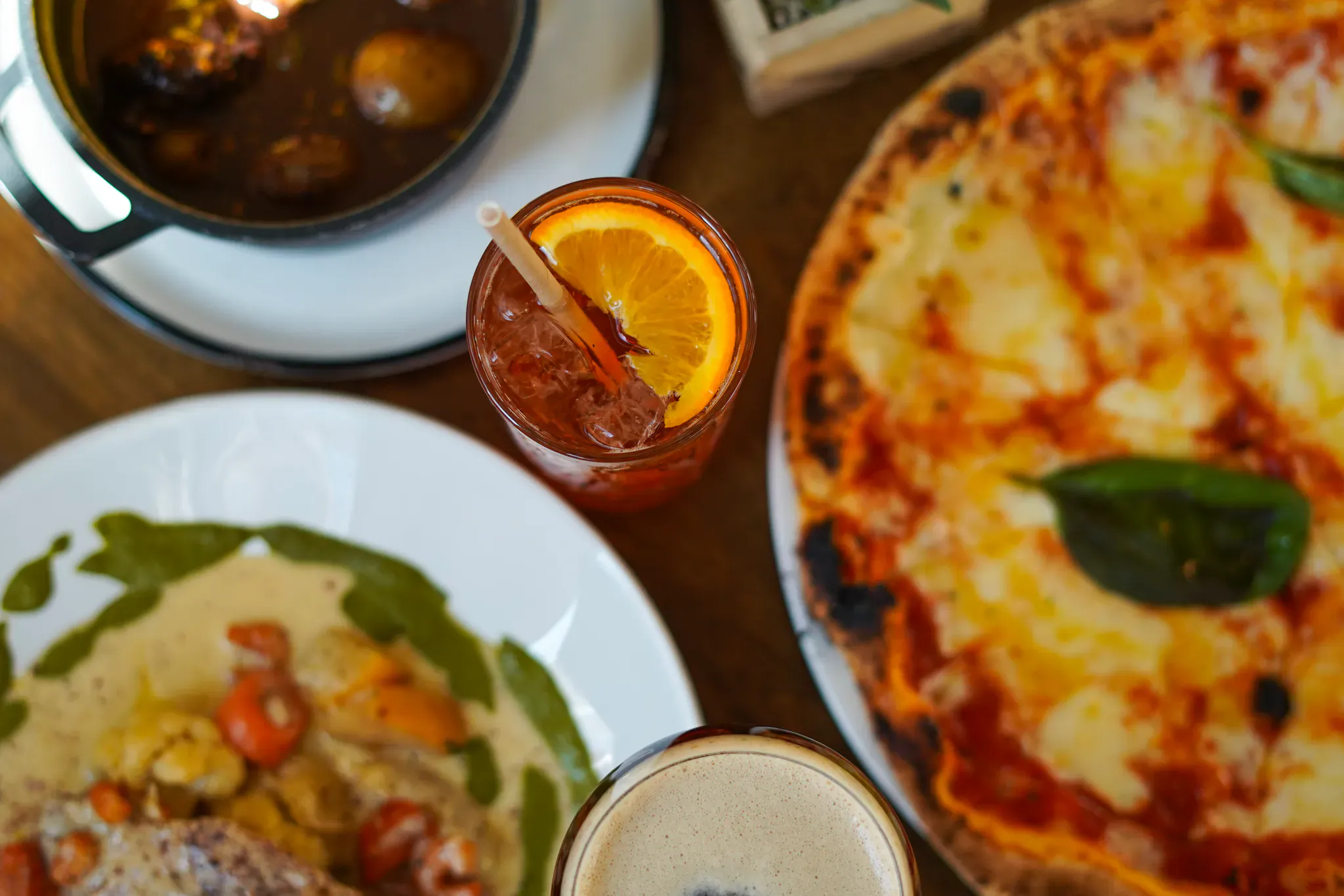 Table dressée à la Brasserie Blum : pizza et cocktails pour un dîner proche du Vieux-Port à Marseille