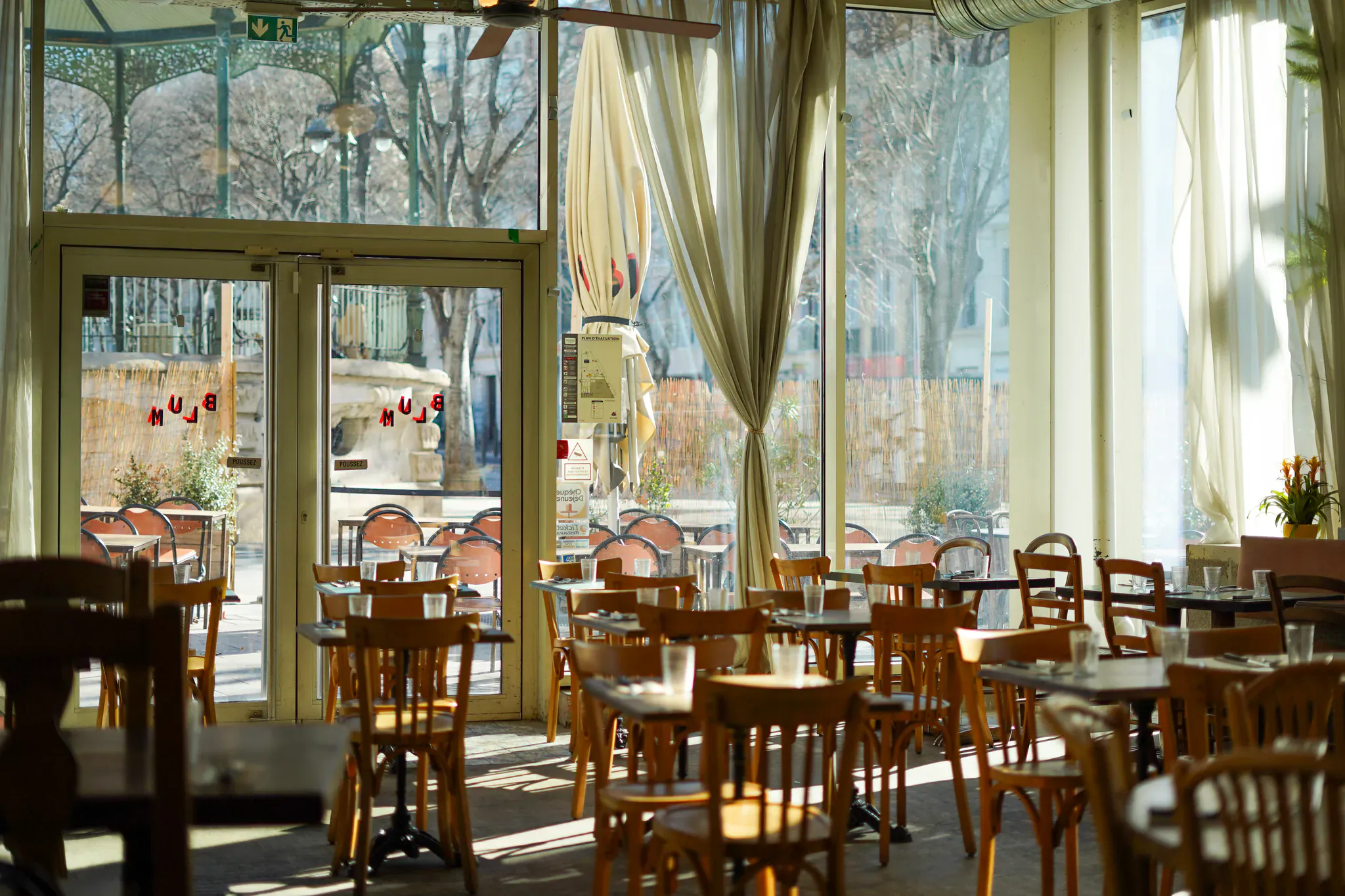 Intérieur chaleureux en bois de la Brasserie Blum, restaurant central proche du Vieux-Port à Marseille