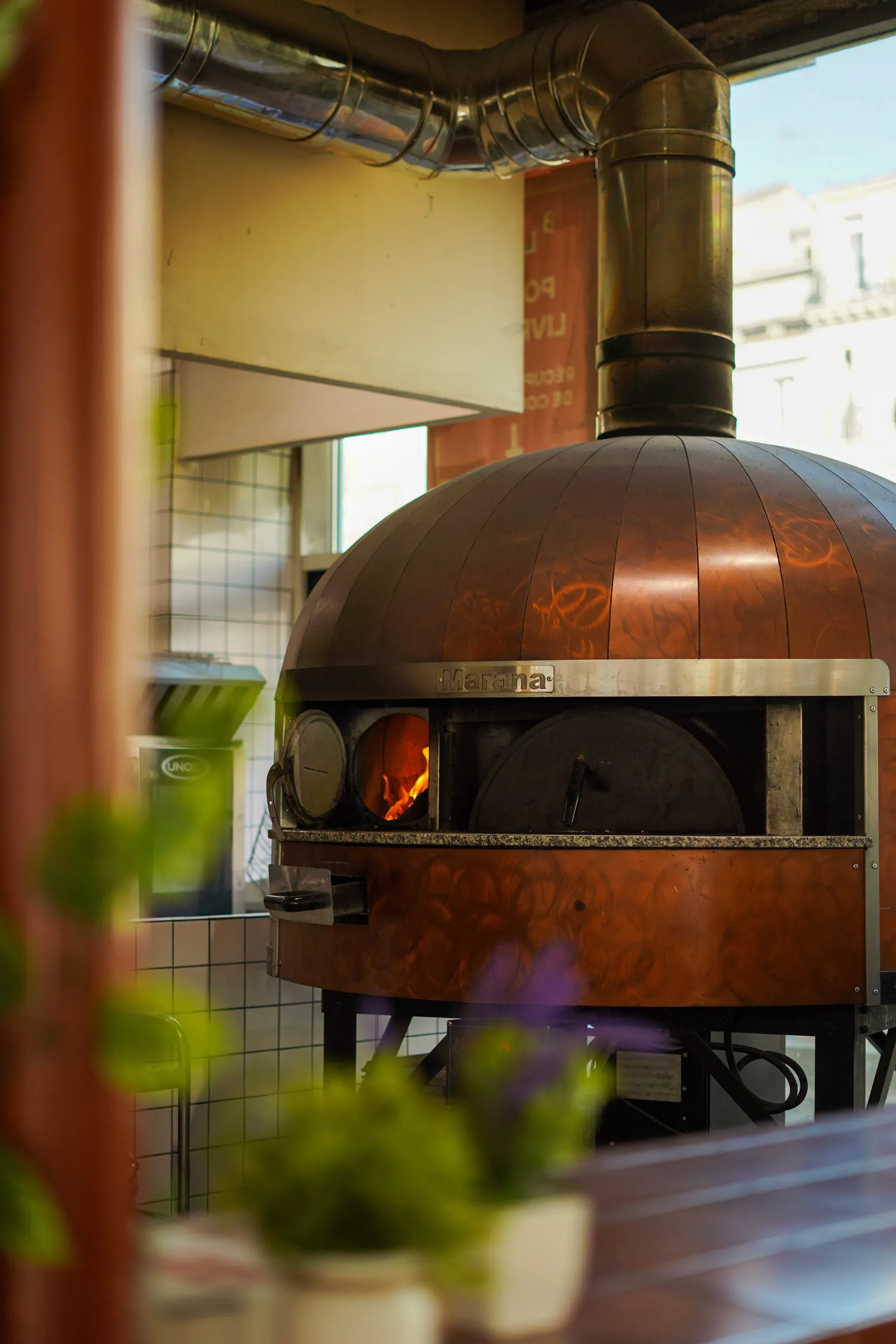 Pizza au feu de bois de la Brasserie Blum, pâte croustillante cuite au four à bois
