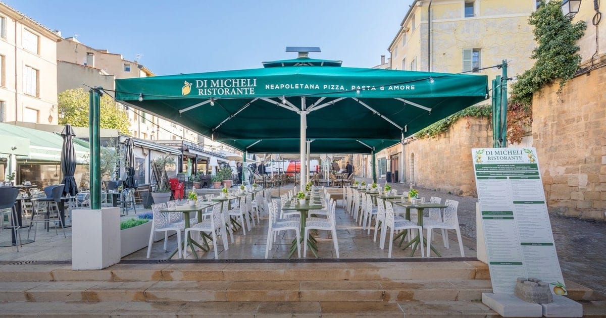Salle du restaurant italien Di Micheli préparée pour un événement privé