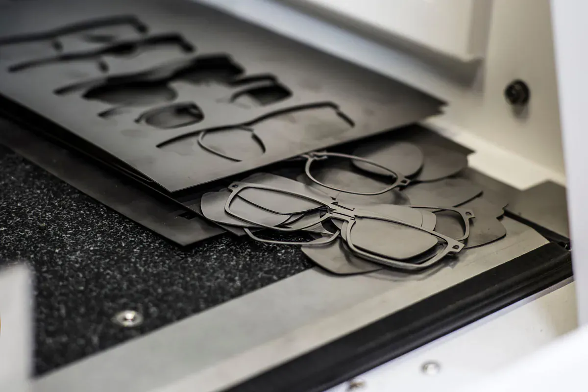 Découpe de montures de lunettes sur une machine de fabrication de précision