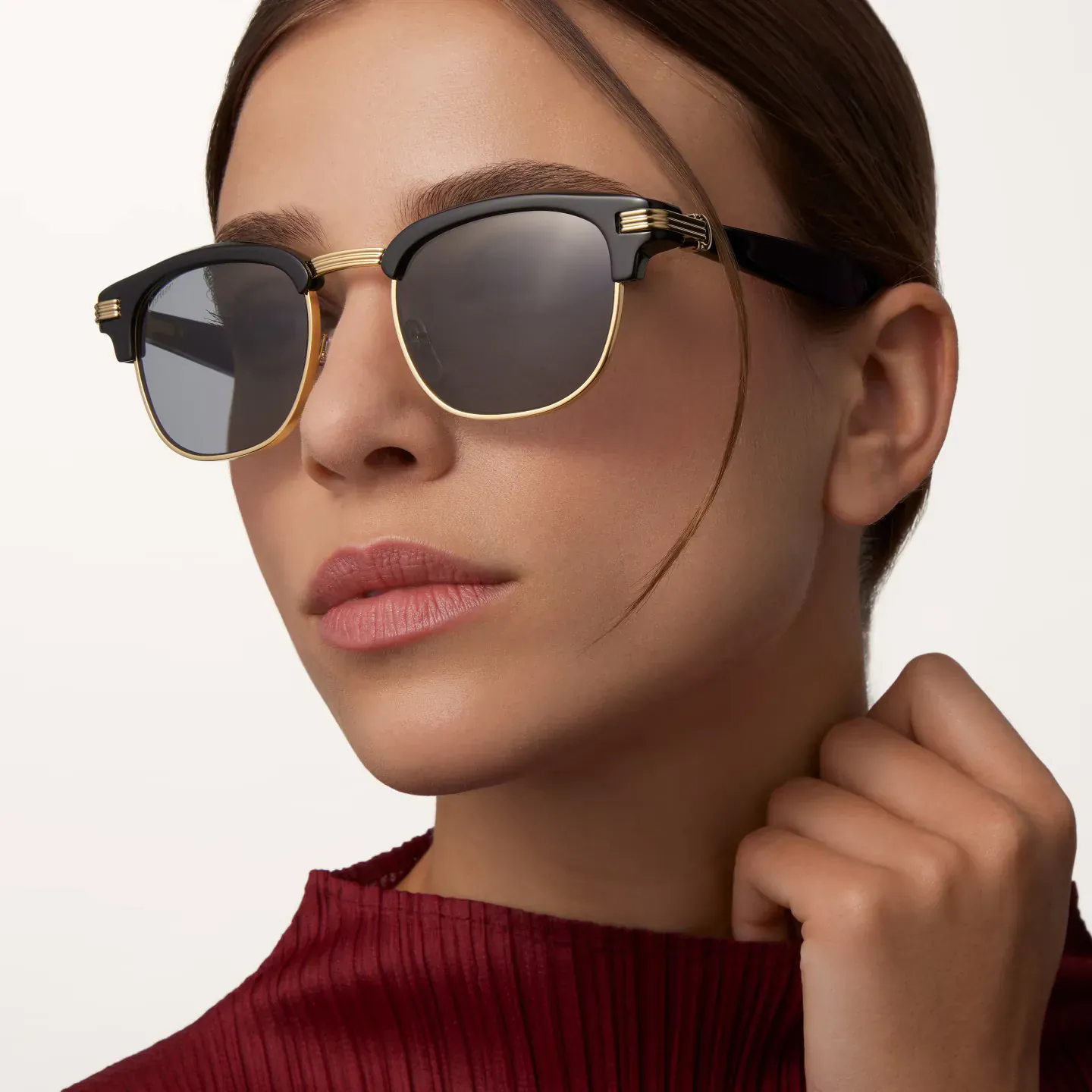 Femme portant des lunettes de soleil premium à monture noir et doré, esprit Dita