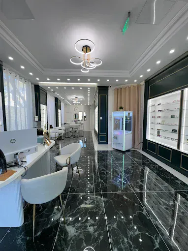 Intérieur élégant de la boutique d'optique au sol de marbre noir où essayer les lunettes Maybach