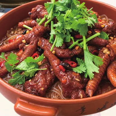 Chicken feet and vermicelli clay pot with fermented black beans