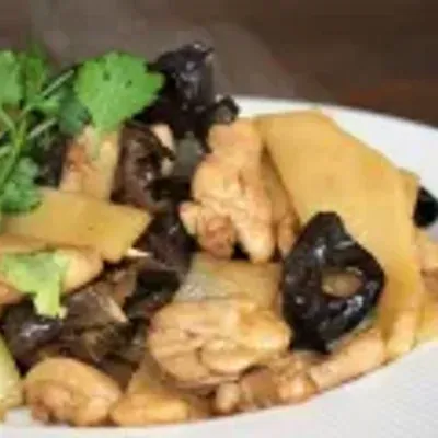 Poulet sauté au champignons noir