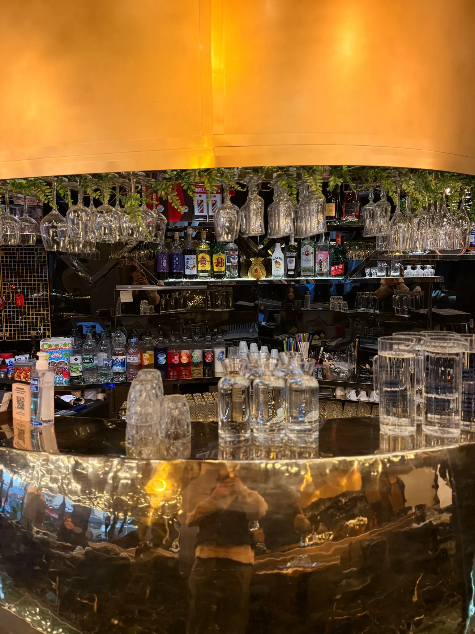Détail du comptoir doré du bar