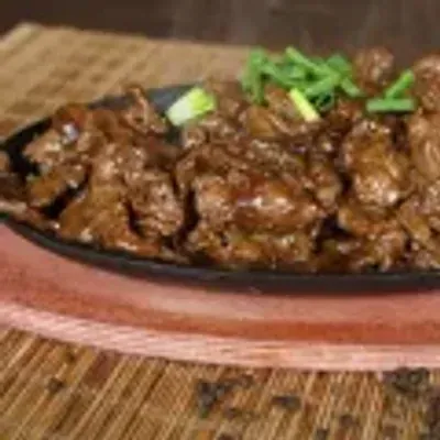 Bœuf au poivre noir sur plaque chauffant
