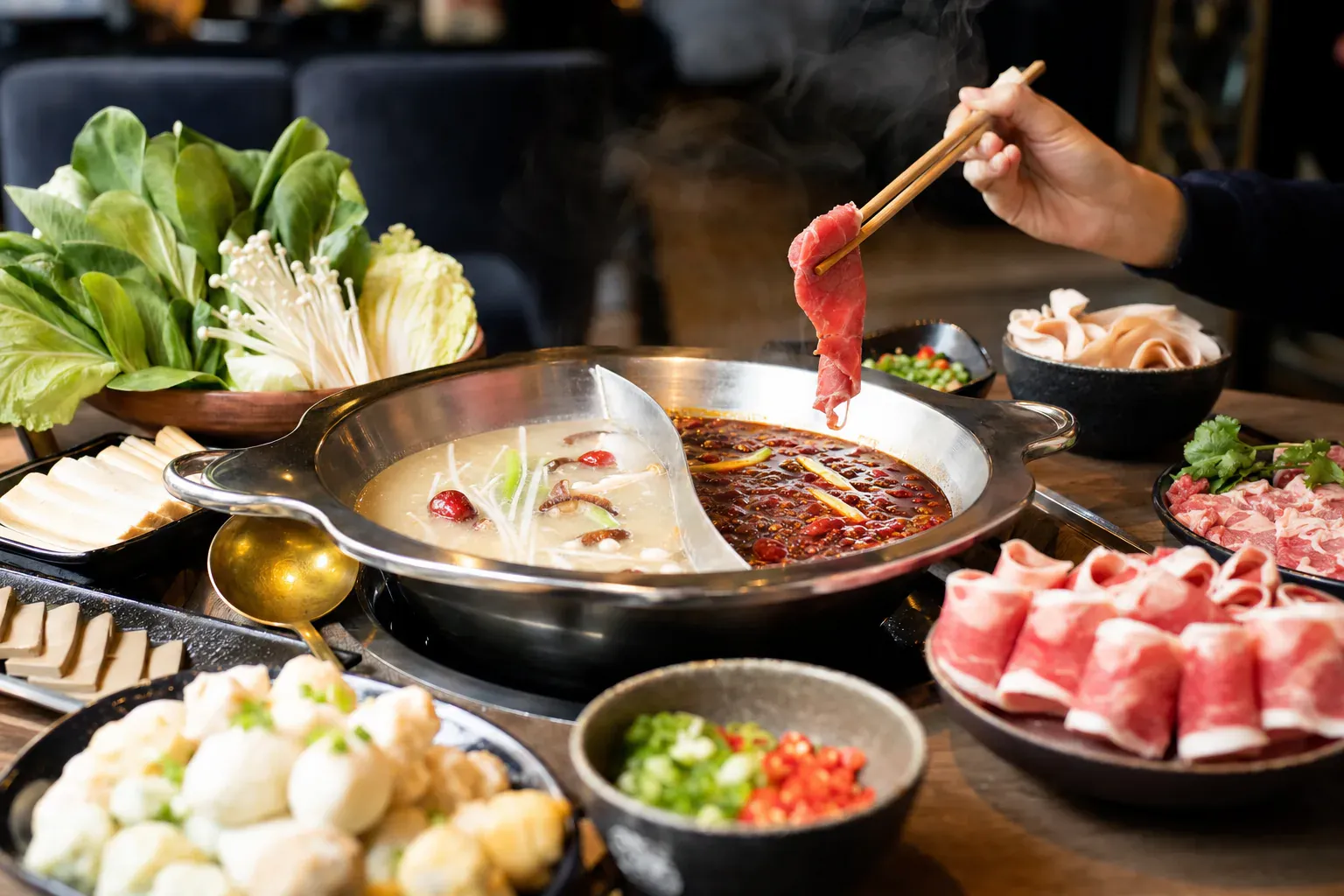 Bouillon épicé du Sichuan couvert de piments séchés et de poivre, le fameux mala