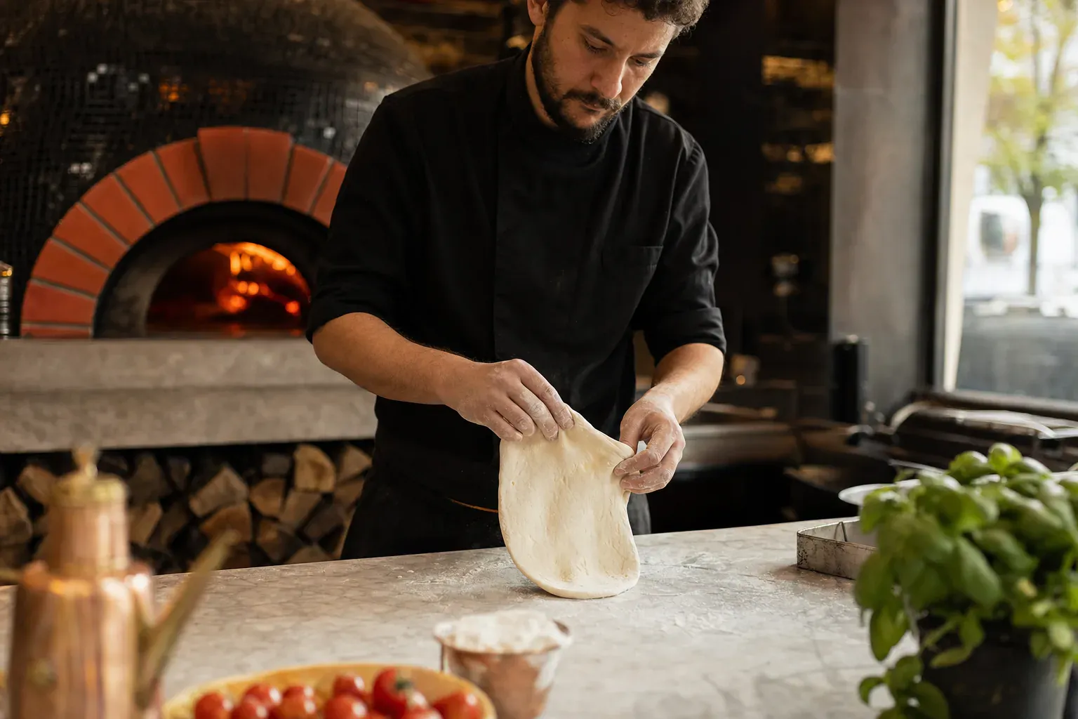 Pâte à pizza gonflée et alvéolée illustrant comment reconnaître une bonne pâte à pizza