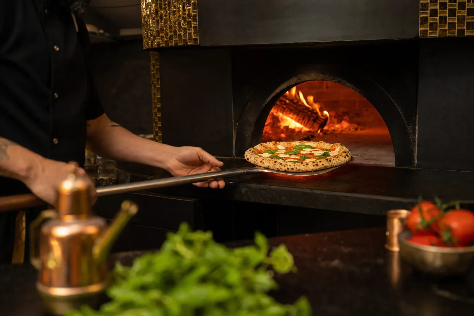 Pizza napolitaine glissée dans un four à bois embrasé, flammes contre les briques
